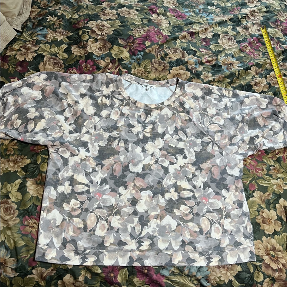 Zac & Rachel brand plus-size blouse top, with a floral print and 3/4 sleeves - Picture 3 of 12